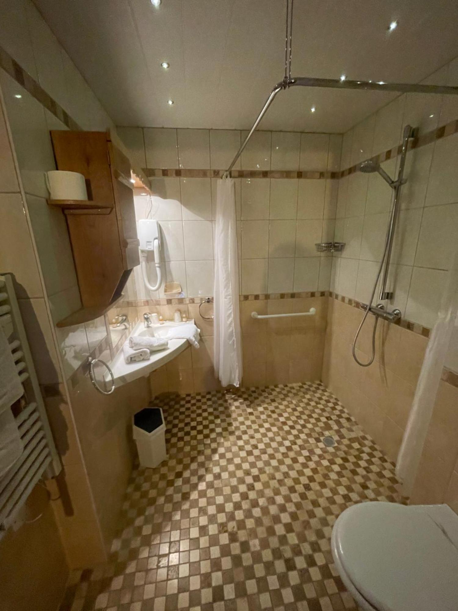 Hotel Le Ferraillon 아봉당스 외부 사진